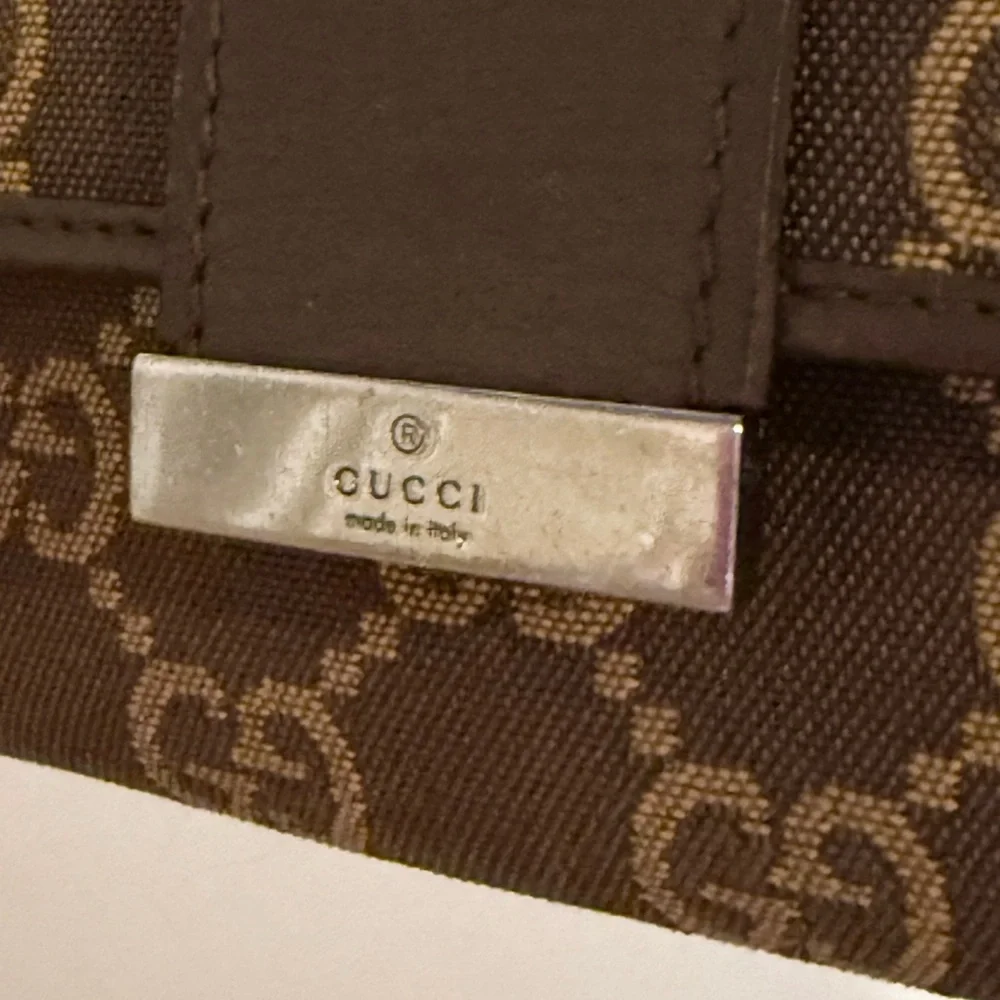GUCCI Monogram Key Chain. Brown and Tan Key Case and Card Holder. - Picture 4 of 11
